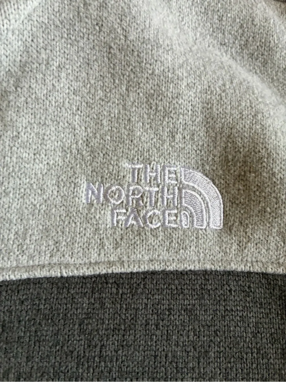 The North Face Men's Light Gray Fleece Jacket with Dark Gray Chest Stripe